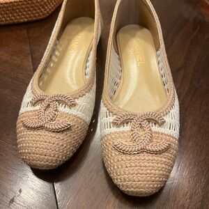 CHANEL Beige and White Raffia CC Logo Flats